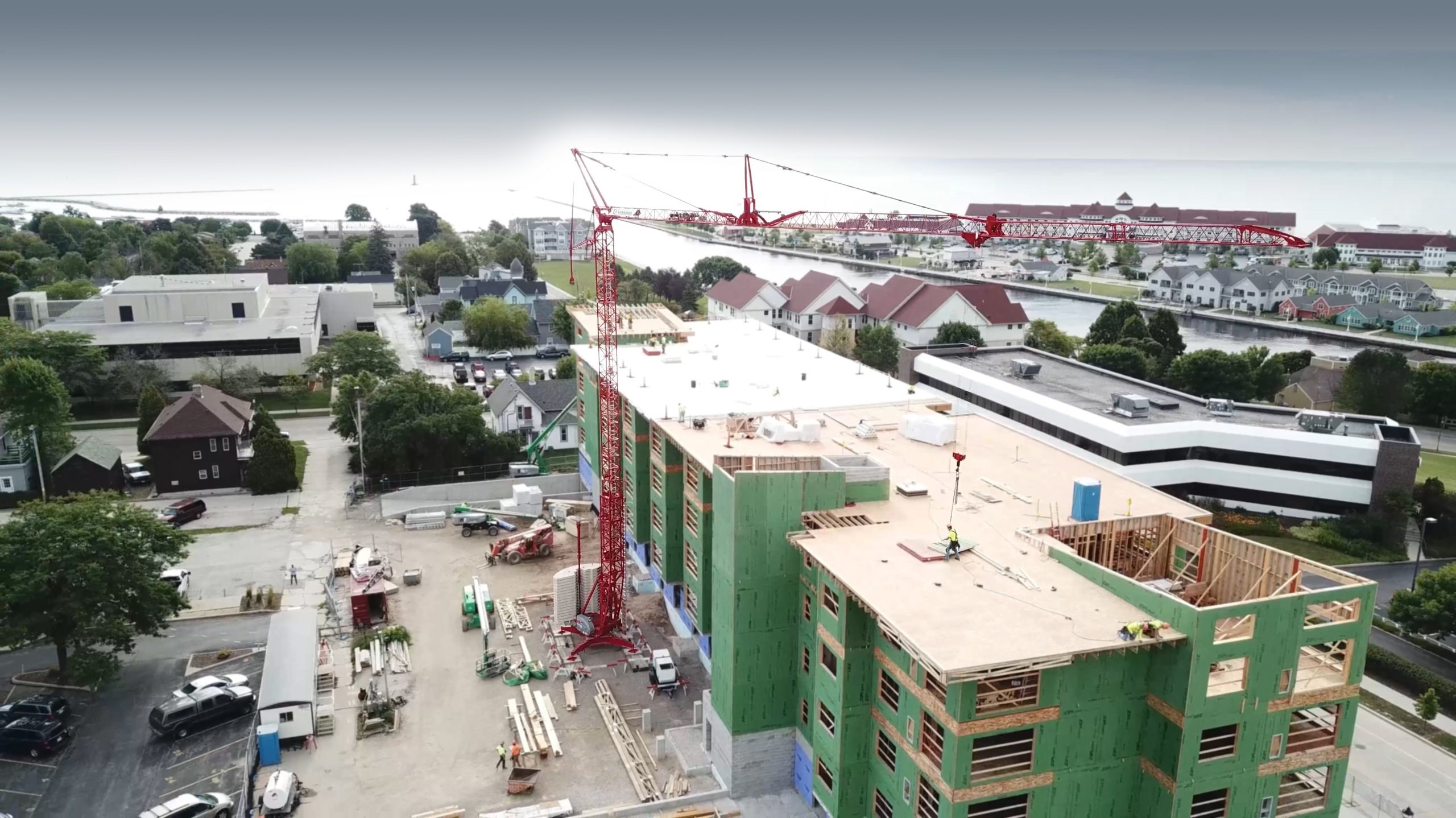 Potain Igo T 85 A erecting structure of a large building